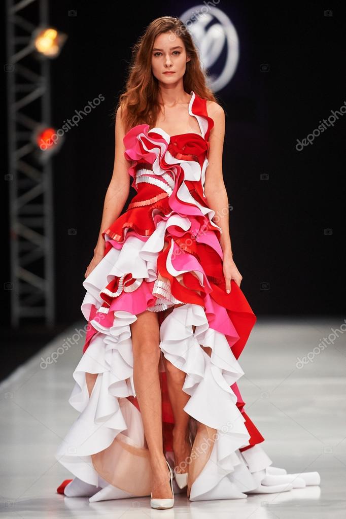 A model walks on the VALENTIN YUDASHKIN catwalk — Stock Editorial