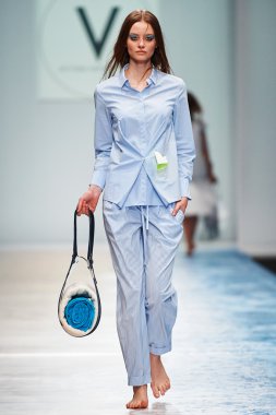 Manken Victoria Andreyanova podyum üzerinde yürüyor