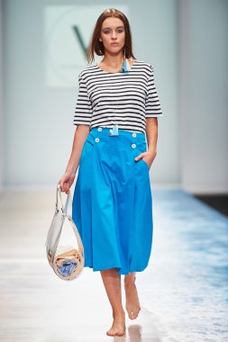 Manken Victoria Andreyanova podyum üzerinde yürüyor