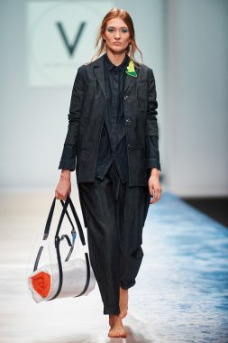 Manken Victoria Andreyanova podyum üzerinde yürüyor