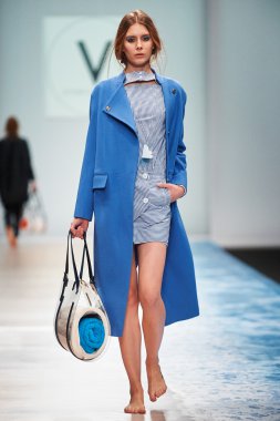 Manken Victoria Andreyanova podyum üzerinde yürüyor