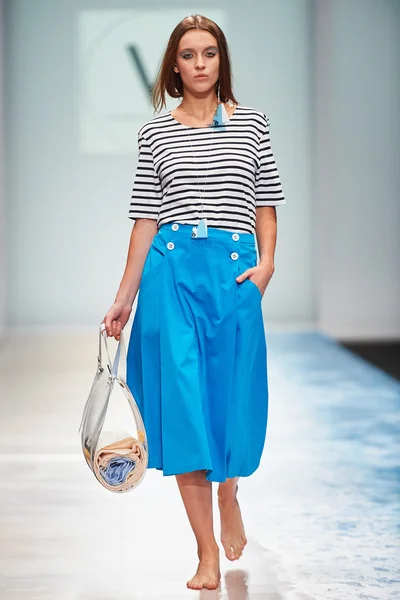 Manken Victoria Andreyanova podyum üzerinde yürüyor