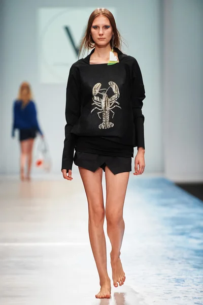 A model walks on the VICTORIA ANDREYANOVA catwalk — Stock Photo, Image