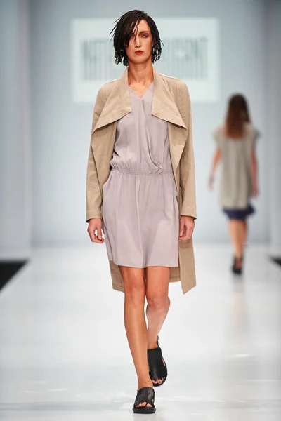 A model walks on the NATASHA DRIGANT catwalk — Stock Photo, Image