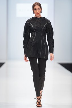 Manken Alina Assi podyum üzerinde yürüyor