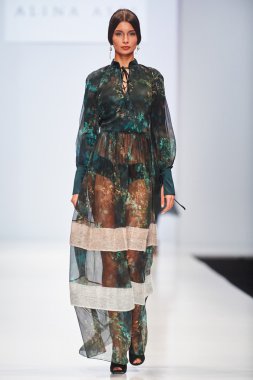 Manken Alina Assi podyum üzerinde yürüyor