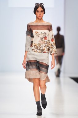 Manken Alina Assi podyum üzerinde yürüyor