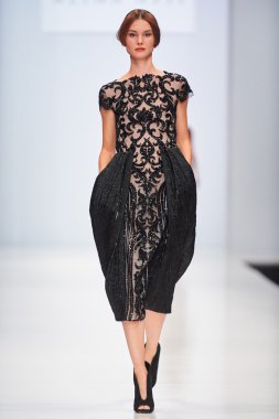 Manken Alina Assi podyum üzerinde yürüyor