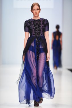 Manken Alina Assi podyum üzerinde yürüyor