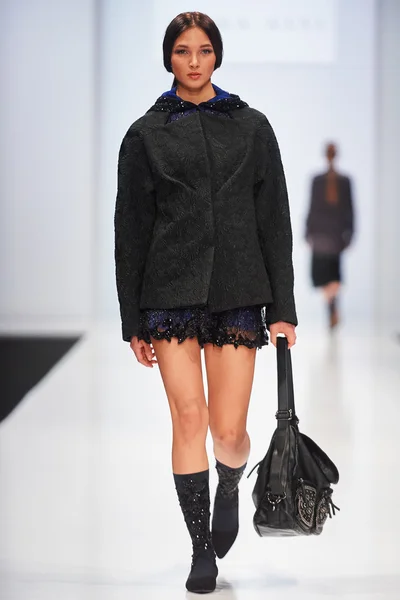 A model walks on the ALINA ASSI catwalk — Stock Photo, Image
