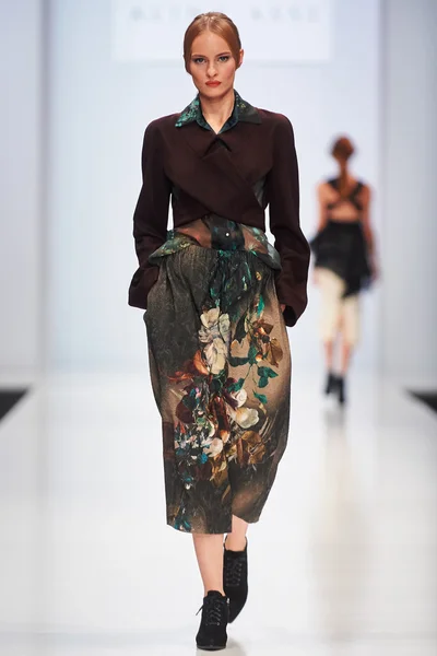 A model walks on the ALINA ASSI catwalk — Stock Photo, Image