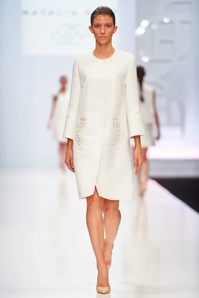 A model walks on the NATALIA GART catwalk — Φωτογραφία Αρχείου