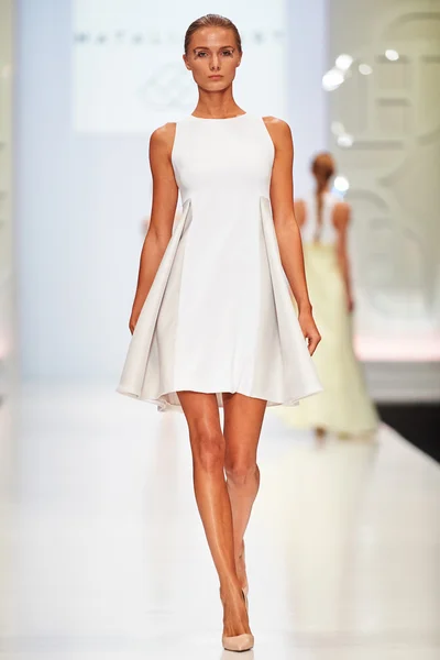 A model walks on the NATALIA GART catwalk — Stok fotoğraf