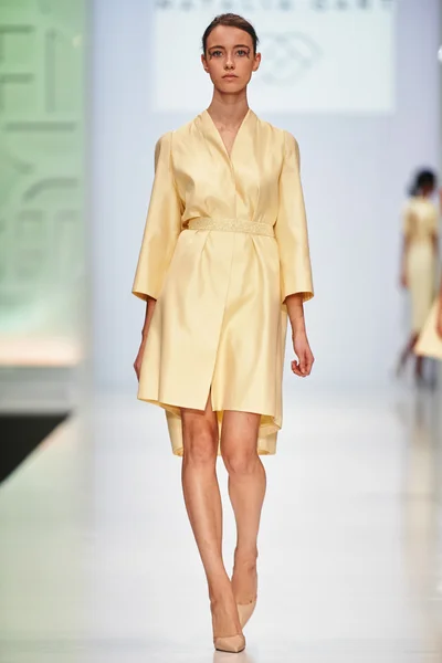 A model walks on the NATALIA GART catwalk — Φωτογραφία Αρχείου