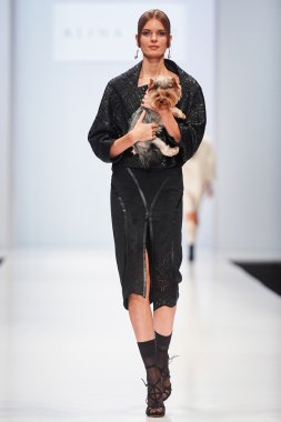 Manken Alina Assi podyum üzerinde yürüyor