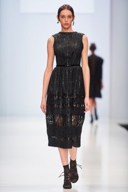 Manken Alina Assi podyum üzerinde yürüyor