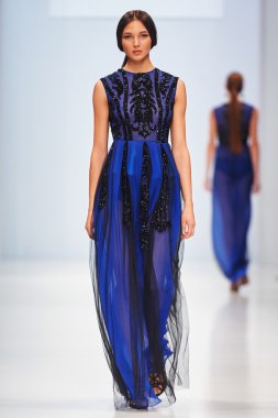 Manken Alina Assi podyum üzerinde yürüyor