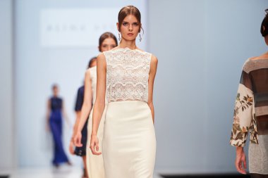 Manken Alina Assi podyum üzerinde yürüyor