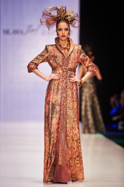 A model walks on the SLAVA ZAITSEV and YEZ BY YEGORZAITSEV catwa