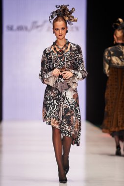 A model walks on the SLAVA ZAITSEV and YEZ BY YEGORZAITSEV catwa