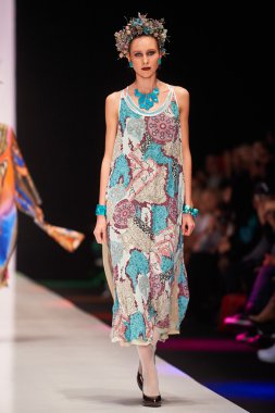 A model walks on the SLAVA ZAITSEV and YEZ BY YEGORZAITSEV catwa