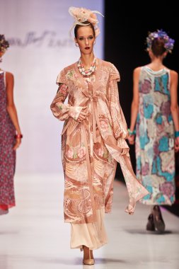 A model walks on the SLAVA ZAITSEV and YEZ BY YEGORZAITSEV catwa