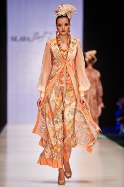 A model walks on the SLAVA ZAITSEV and YEZ BY YEGORZAITSEV catwa