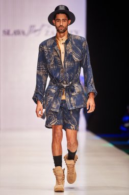 A model walks on the SLAVA ZAITSEV and YEZ BY YEGORZAITSEV catwa