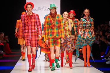 A model walks on the SLAVA ZAITSEV and YEZ BY YEGORZAITSEV catwa