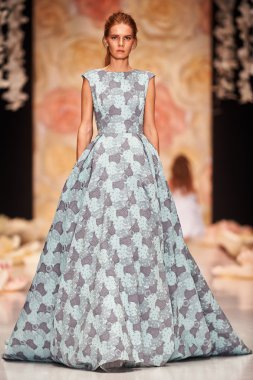 Manken Yulia Prokhorova Beloe Zoloto podyum üzerinde yürüyor