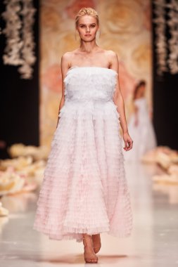 Manken Yulia Prokhorova Beloe Zoloto podyum üzerinde yürüyor