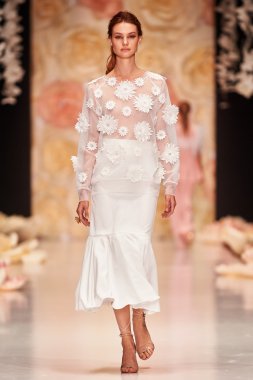 Manken Yulia Prokhorova Beloe Zoloto podyum üzerinde yürüyor