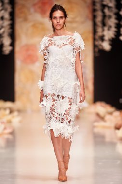 Manken Yulia Prokhorova Beloe Zoloto podyum üzerinde yürüyor