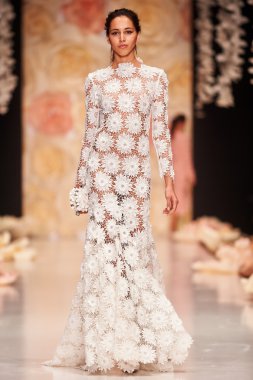 Manken Yulia Prokhorova Beloe Zoloto podyum üzerinde yürüyor