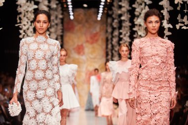 Manken Yulia Prokhorova Beloe Zoloto podyum üzerinde yürüyor