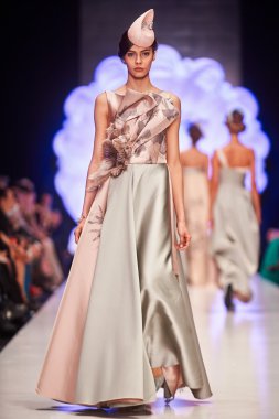 Manken Igor Gulyaev podyum üzerinde yürüyor