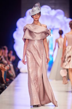 Manken Igor Gulyaev podyum üzerinde yürüyor