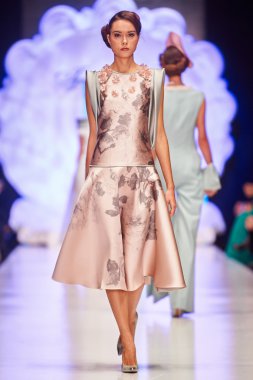 Manken Igor Gulyaev podyum üzerinde yürüyor