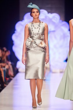 Manken Igor Gulyaev podyum üzerinde yürüyor