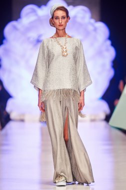 Manken Igor Gulyaev podyum üzerinde yürüyor