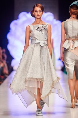 Manken Igor Gulyaev podyum üzerinde yürüyor