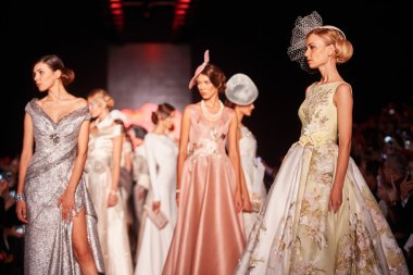 Manken Igor Gulyaev podyum üzerinde yürüyor