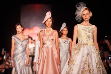 Manken Igor Gulyaev podyum üzerinde yürüyor