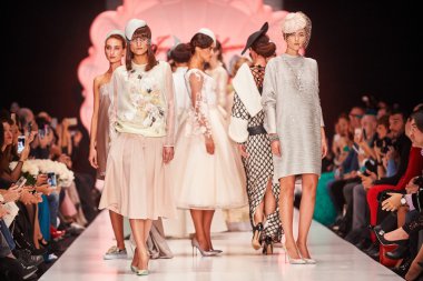 Manken Igor Gulyaev podyum üzerinde yürüyor