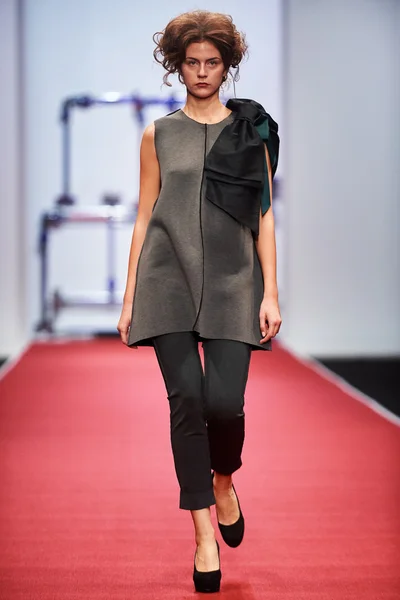 A model walks on the SERGEY SYSOEV catwalk — Stock Photo, Image