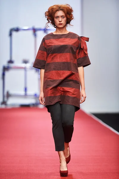 A model walks on the SERGEY SYSOEV catwalk — 图库照片