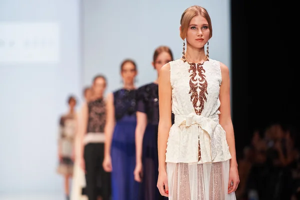 Manken Alina Assi podyum üzerinde yürüyor