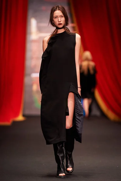 A model walks on the BESSARION catwalk — Stock Photo, Image