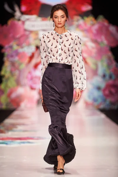 A model walks on the OKSANA FEDOROVA catwalk — Stock Photo, Image