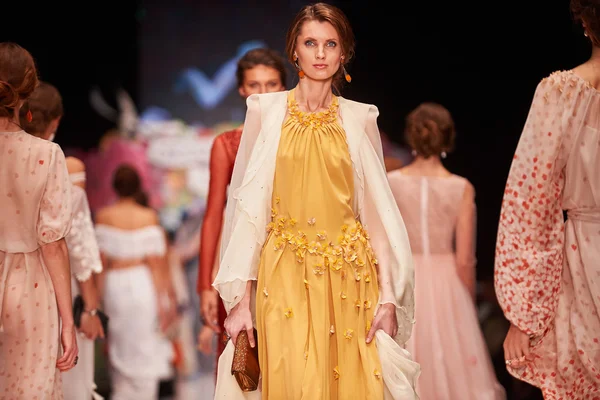A model walks on the OKSANA FEDOROVA catwalk — Stock fotografie